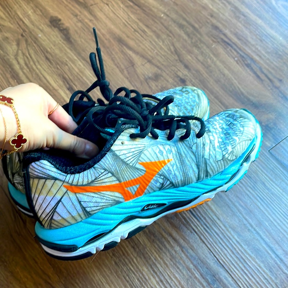 Mizuno running sneakers